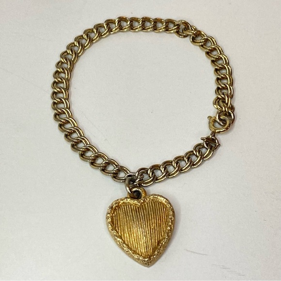 Vintage Monet Gold Tone Double Curb Link Chain Textured Heart Charm Bracelet 7" - Picture 1 of 7